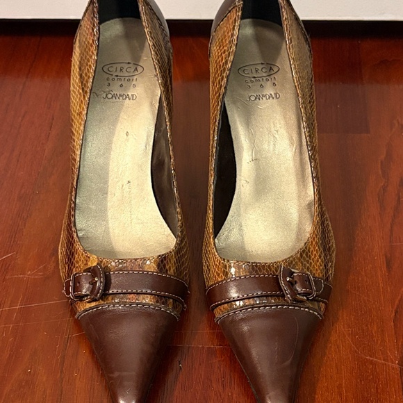 Joan & David Classic Brown Heels and Shoe Bag - Picture 4 of 10